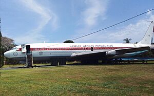 Archivo:Antiguo avión de la extinta Líneas Aéreas Paraguayas, expuesto cerca del acceso a Loma Grande