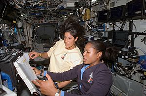 Archivo:Astronauts Joan Higginbotham (STS-116) and Sunita Williams (Expedition 14) on the International Space Station