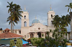 Archivo:BasilicaVirgenCarmenCatemaco35
