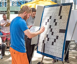 Archivo:Bryant Park Coffee and Crosswords (73780)