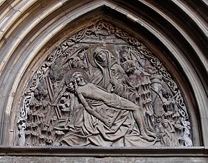 Archivo:Catedral de Barcelona - Porta de la Pietat - 002