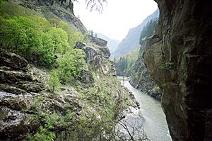 Archivo:Chandrabhaga river through Pangi valley