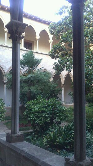 Archivo:Claustre del Convent de Santa Maria de Montsió (Esplugues de Llobregat) 2013-09-22 18-56-43