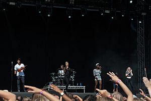 Archivo:Clean Bandit at Way Out West 2014