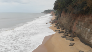 Archivo:Climat et météo la mer au pied de la falaise de Fresco par Bouba Kam’s from Wiki Loves Africa Côte d'Ivoire Fan Club