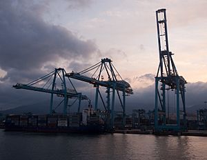 Archivo:Cranes in the Port of Algeciras 02