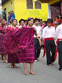 Archivo:Desfile en Ixchigán