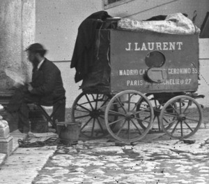 Archivo:Detalle del carruaje laboratorio del fotógrafo J. Laurent en el año 1872, en Valladolid, España