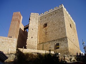 Archivo:El Castillo (Torre del Homenaje) Requena España 2006