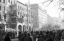 Archivo:Emberek a Erzsébet (Lenin) körúton 1956-ban. Fortepan 24800
