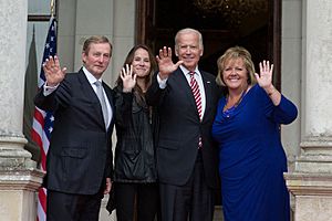 Archivo:Enda Kenny, Ashley Biden, Joe Biden, and Fionnuala O'Kelly