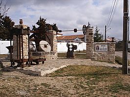 Esculturas en la entrada del pueblo