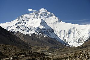Archivo:Everest North Face toward Base Camp Tibet Luca Galuzzi 2006
