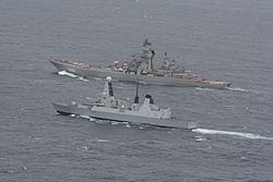 Archivo:HMS Dragon with Kirov Class 'Pyotr Velikiy' MOD 45157553