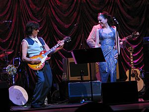 Archivo:Imelda May and Jeff Beck 28 Mar2011