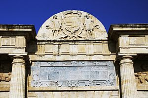 Archivo:Inscripción puerta puente Córdoba