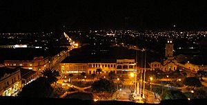 Archivo:Iquitos en la noche