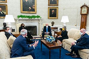 Archivo:Joe Biden and Kamala Harris meet with Governors and Mayors in the Oval Office of the White House Friday, Feb. 12, 2021