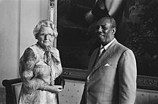 Archivo:Koningin Juliana ontvangt president Siad Barre van Somalië, Bestanddeelnr 929-8881