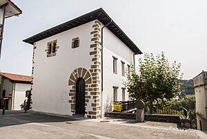 Archivo:Kontzejuzar etxea - Usurbil - plazatik