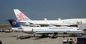 Archivo:Mandarin Airlines Fokker 100 and China Airlines B747-409 at Taiwan Taoyuan International Airport