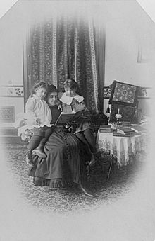 Archivo:Marian Hubbard Daisy Bell and Elsie May Bell with governess
