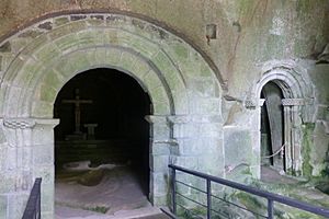 Archivo:Monasterio de San Pedro de Rocas entrada a la iglesia