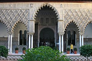 Archivo:Patio de las Doncelas - Palacio de Pedro I -Alcázar de Sevilla (5)