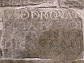 Piedra con inscripción tallada colocada dentro del local de los pendonistas de Albares de la Ribera