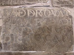 Archivo:Piedra con inscripción tallada colocada dentro del local de los pendonistas de Albares de la Ribera