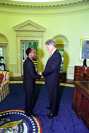 Archivo:President Bill Clinton greets President Jean-Bertrand Aristide of Haiti in the Oval Office