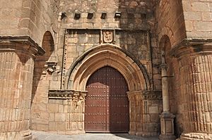 Archivo:Puerta de la Epistola, Iglesia de Santiago, Cáceres
