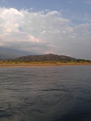 Archivo:Rio Ene frente a Kimbiri