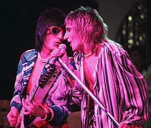 Archivo:Rod Stewart and Ron Wood - Faces - 1975