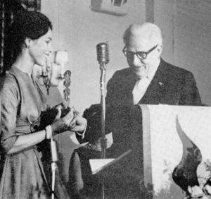 Archivo:Rudolf Orthwine presenting Maria Tallchief a Dance Magazine award April 28, 1961