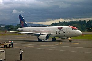 Archivo:SJO TACA Airbus CRI flag 12 2007 SJO 81