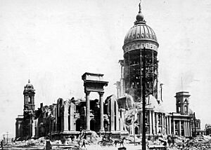 Archivo:San Francisco City Hall 1906-04-20