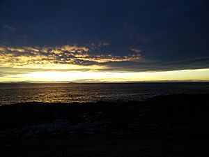 Archivo:Sunset over Toetoes Bay, NZ