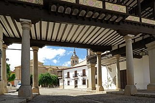 Tembleque, entrada sur Plaza Mayor,01.jpg