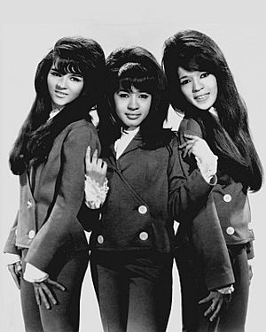 Archivo:The Ronettes 1966