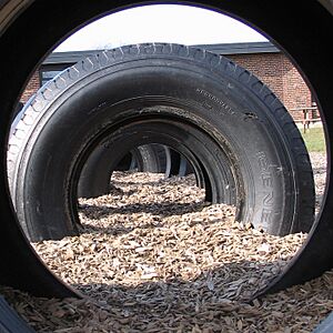 Archivo:Through tires playground 04-2004