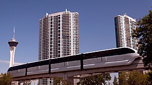 Archivo:Turnberry Towers Las Vegas Monorail