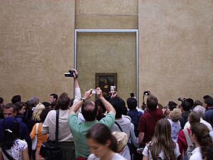 Archivo:Visitors of Louvre in front of Mona Lisa