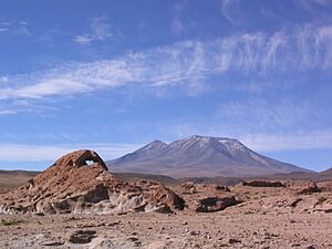 Archivo:Volcan Ollagüe desde Bolivia