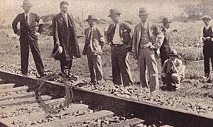 Expertos japoneses inspeccionando la zona donde se produjo el «sabotaje ferroviario», septiembre de 1931.