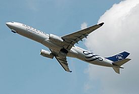 Archivo:Aeroflot Airbus A330 (VQ-BCQ) departs London Heathrow Airport 2ndJuly2014 arp