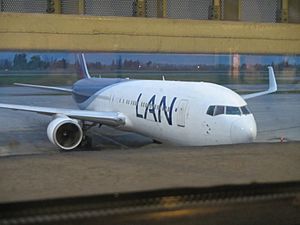 Archivo:Avion Boeing 767 Lan Airlines