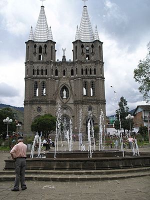 Archivo:Basílica Menor de la Inmaculada Concepción y fuente Parque El Libertador - Jardín