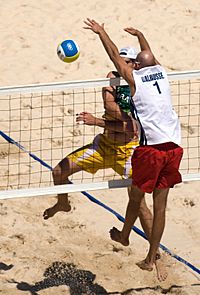 Archivo:Beach volley at the Beijing Olympics - Final USA v. Brazil