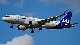 Berlin Brandenburg Airport Scandinavian Airlines Connect Airbus A320-251N EI-SIJ (DSC03007).jpg
